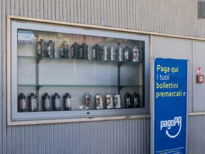...che comprende anche un piccolo negozio dedicato agli accessori per gli automobilisti